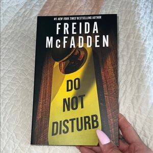 Freida McFadden 'Do Not Disturb' Book